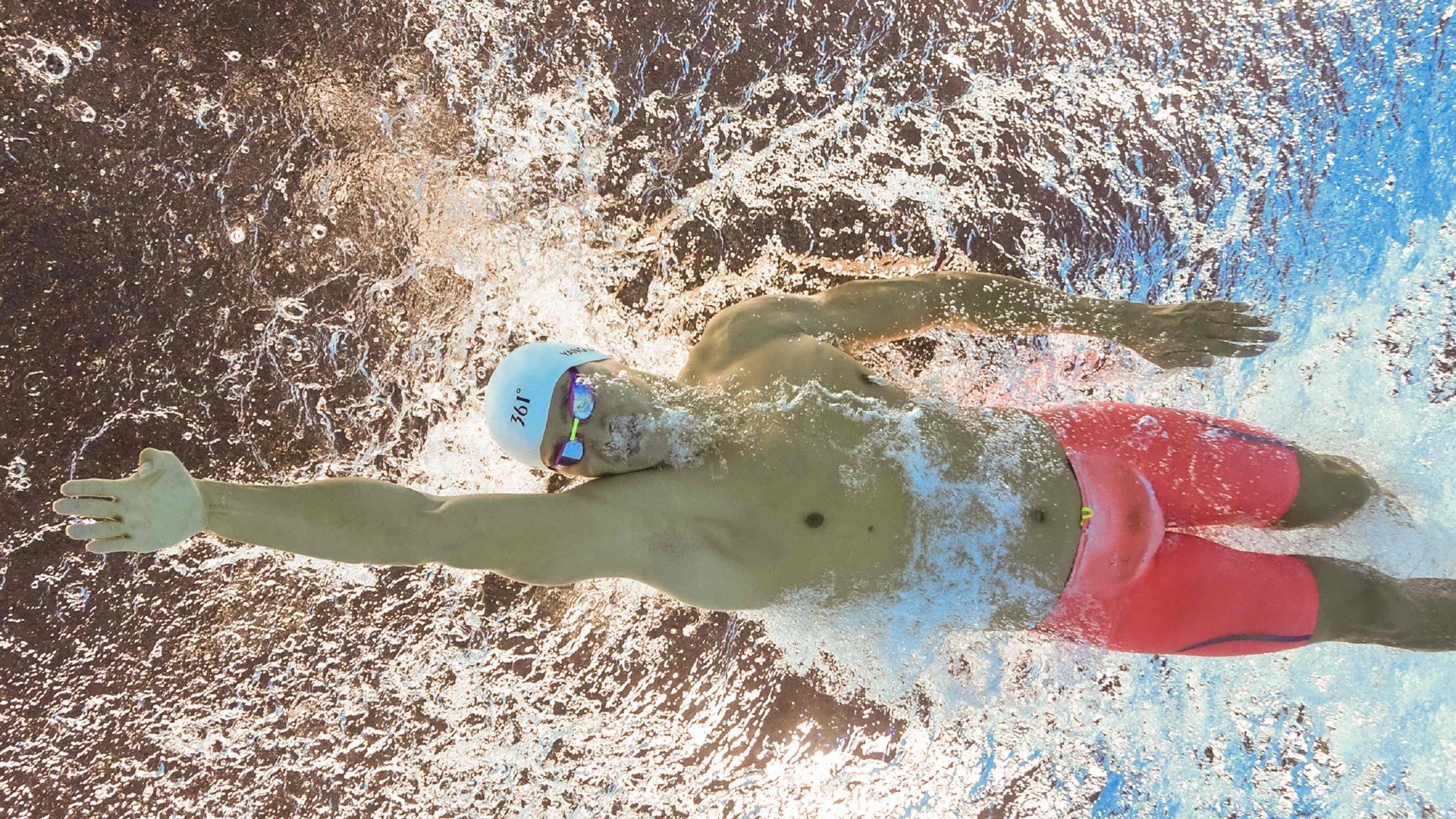 万乐天冲线瞬间点燃现场氛围，万乐天启蒙教练是谁