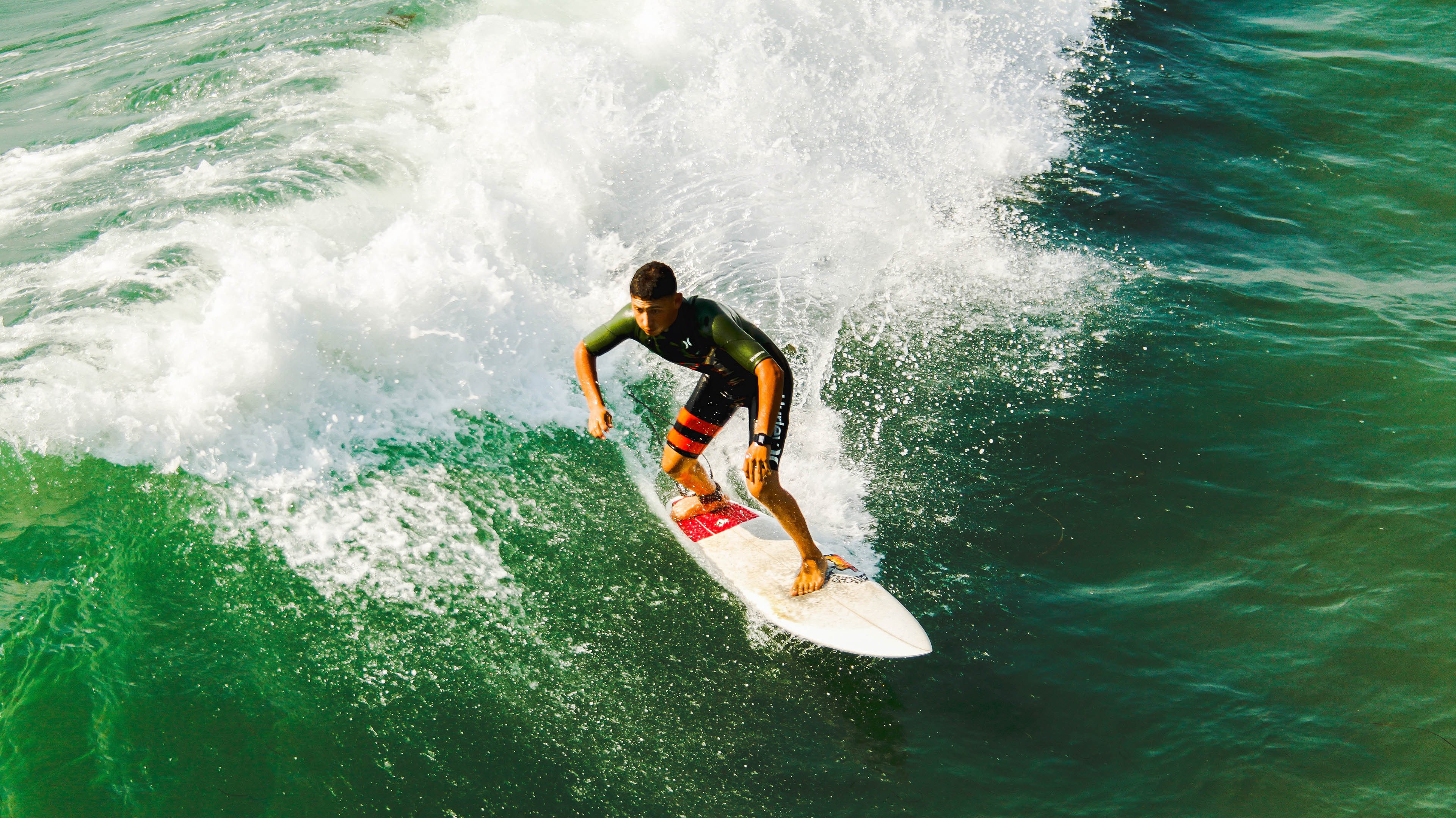 全黑队战术多变、攻击性强，比赛中总能迅速占据主动，全黑什么意思